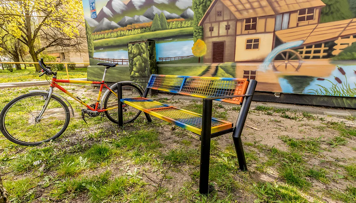 ¡Juguemos con los colores! – Nuevos bancos de acero