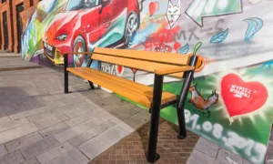 Banco Gladiador con reposabrazos de madera