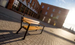 Banco Gladiador con reposabrazos de madera