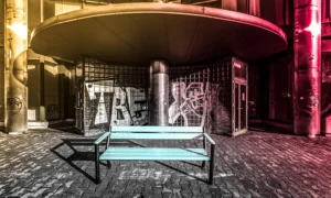 Banco Gladiador con reposabrazos de madera