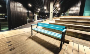 Banco Gladiador con reposabrazos de madera