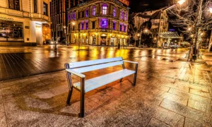 Banco Gladiador con reposabrazos de madera