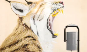 Papelera exterior moderna de acero resistente a la intemperie