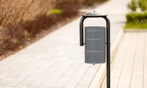 Papelera urbana moderna en acero con cubierta superior