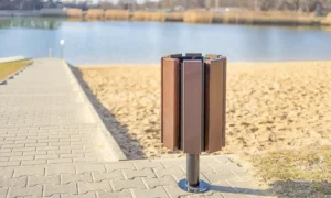 Papelera de madera natural para plazas y áreas recreativas