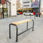 Banco para patio de colegio con estructura metálica