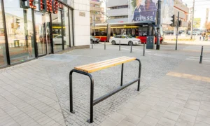 Banco para patio de colegio con estructura metálica