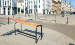 Banco escolar de madera tratada para exterior