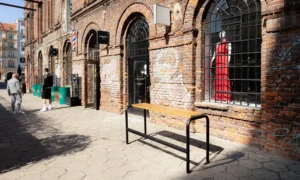 Banco para patio de colegio con estructura metálica