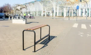 Banco juvenil moderno de madera y metal para uso escolar