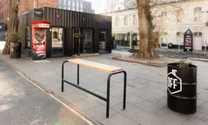 Banco resistente para patio de colegio con estructura metálica