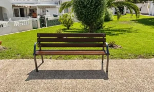 Banco Cleopatra con asiento de madera color caoba y patas de hierro fundido
