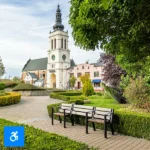 Banco Agora con espacio para sillas de ruedas