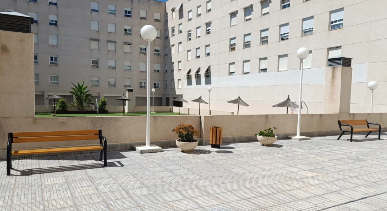 Realizaciones de mobiliario urbano en toda España – bancos urbanos de acero y papeleras para espacios públicos