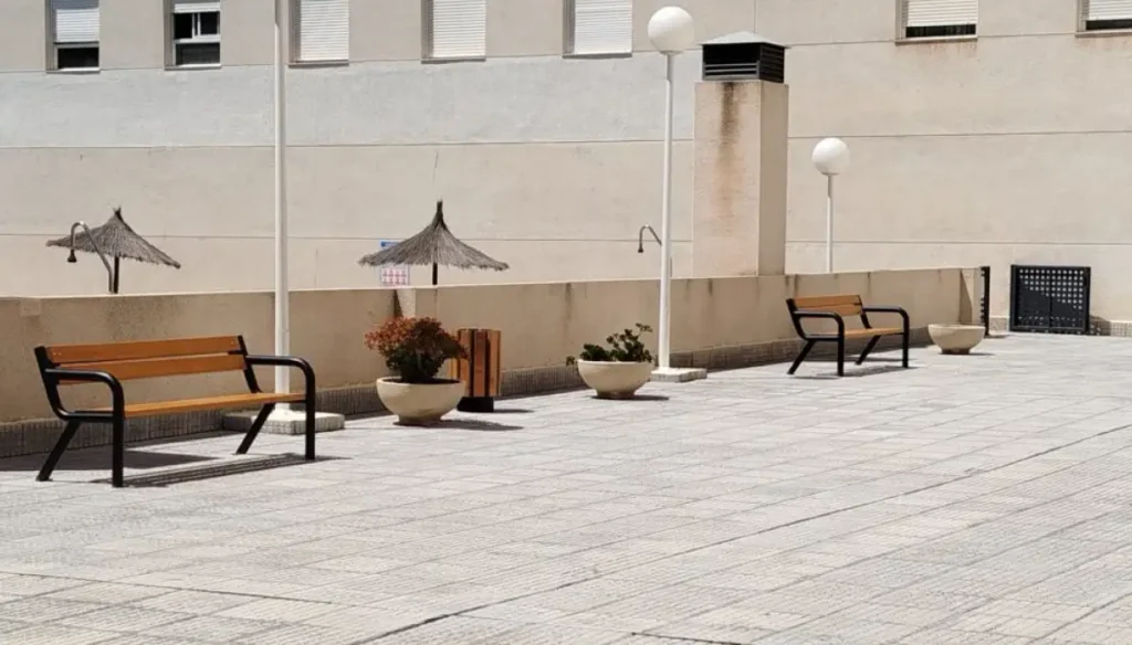 Realizaciones de mobiliario urbano en toda España – bancos urbanos de acero y papeleras para espacios públicos